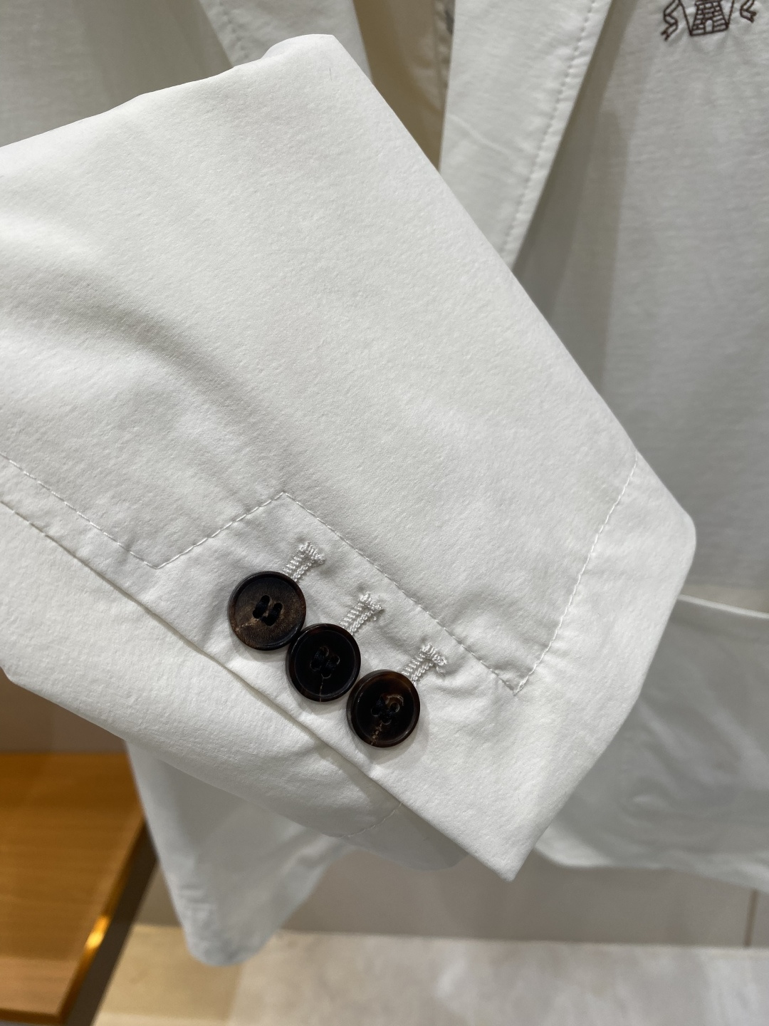 《𝙉𝙚𝙬🖤❤️布鲁家》26SS经典净色暗扣两粒西装西服，精致点缀，做工极其精湛，走线细密匀称，无多余线头