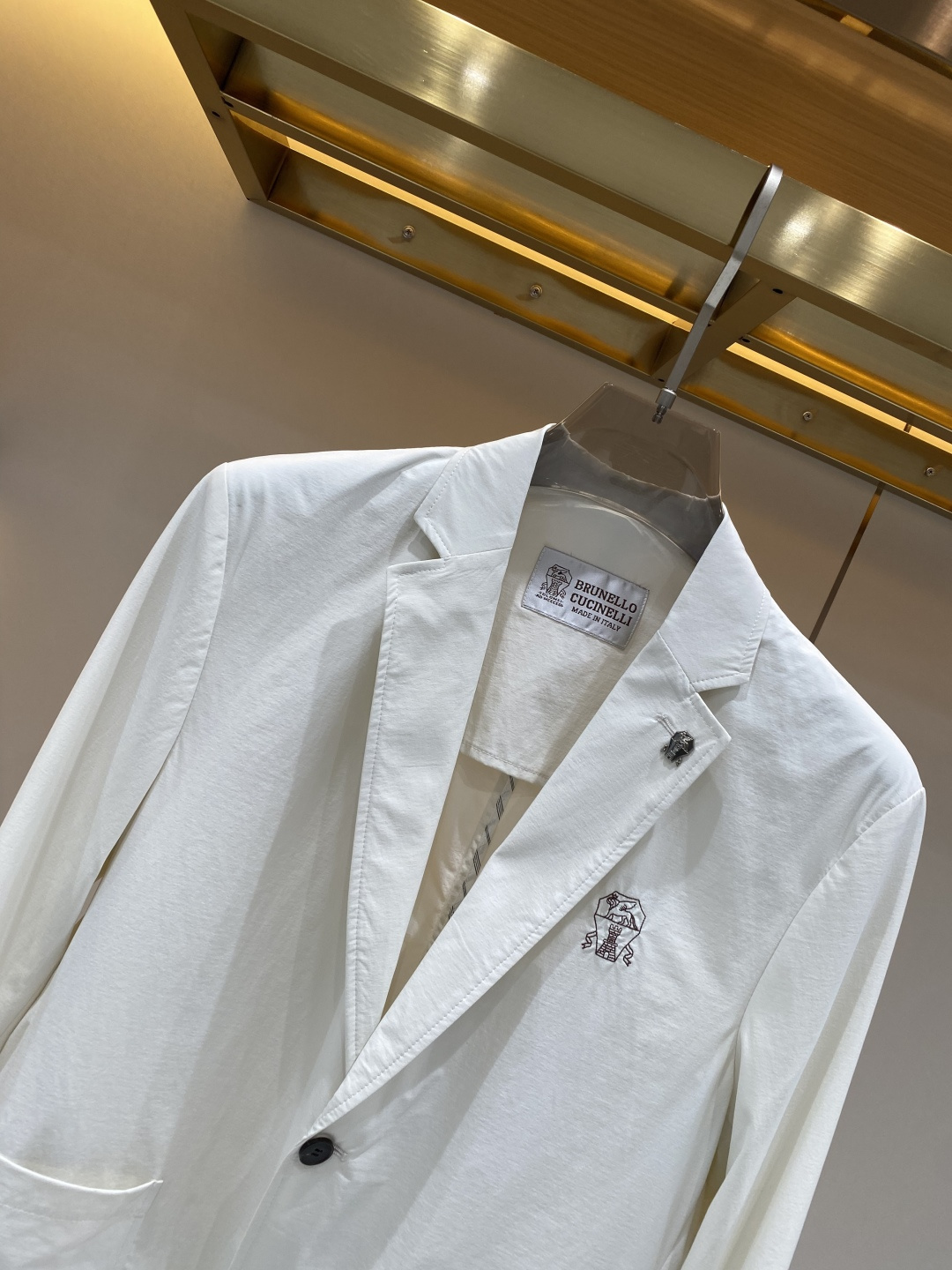 《𝙉𝙚𝙬🖤❤️布鲁家》26SS经典净色暗扣两粒西装西服，精致点缀，做工极其精湛，走线细密匀称，无多余线头