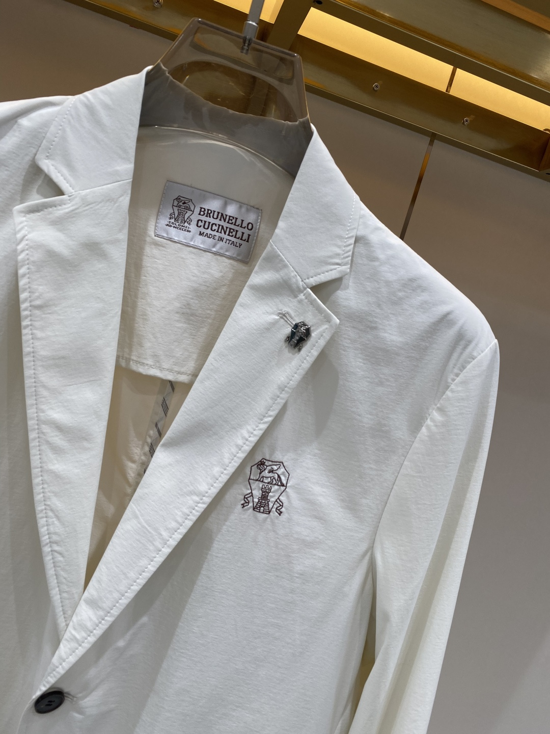 《𝙉𝙚𝙬🖤❤️布鲁家》26SS经典净色暗扣两粒西装西服，精致点缀，做工极其精湛，走线细密匀称，无多余线头