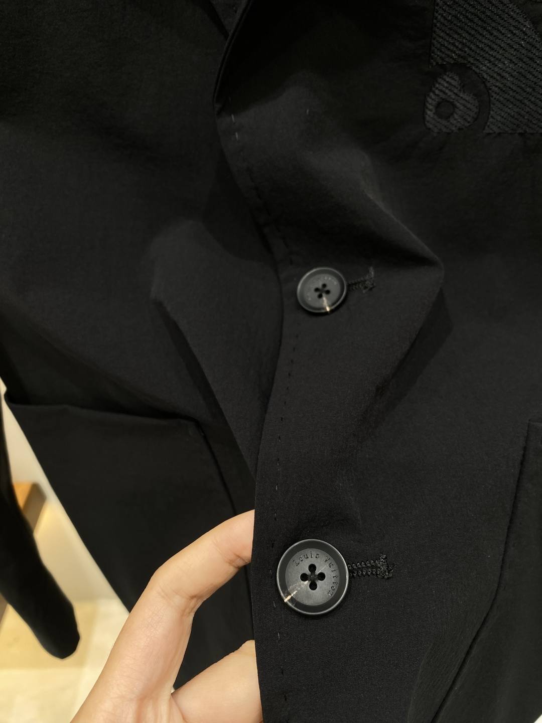 《𝙉𝙚𝙬🖤❤️驴家》26SS经典净色暗扣两粒西装西服，精致点缀，做工极其精湛，走线细密匀称，无多余线头，