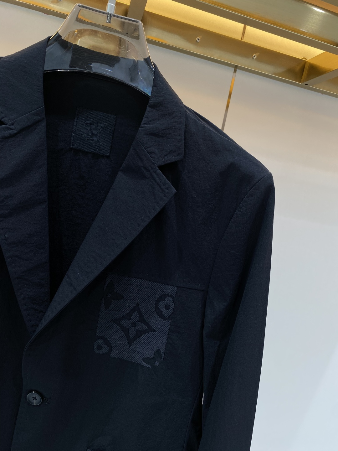 《𝙉𝙚𝙬🖤❤️驴家》26SS经典净色暗扣两粒西装西服，精致点缀，做工极其精湛，走线细密匀称，无多余线头，