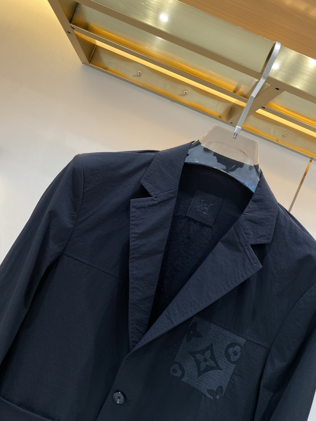 《𝙉𝙚𝙬🖤❤️驴家》26SS经典净色暗扣两粒西装西服，精致点缀，做工极其精湛，走线细密匀称，无多余线头，