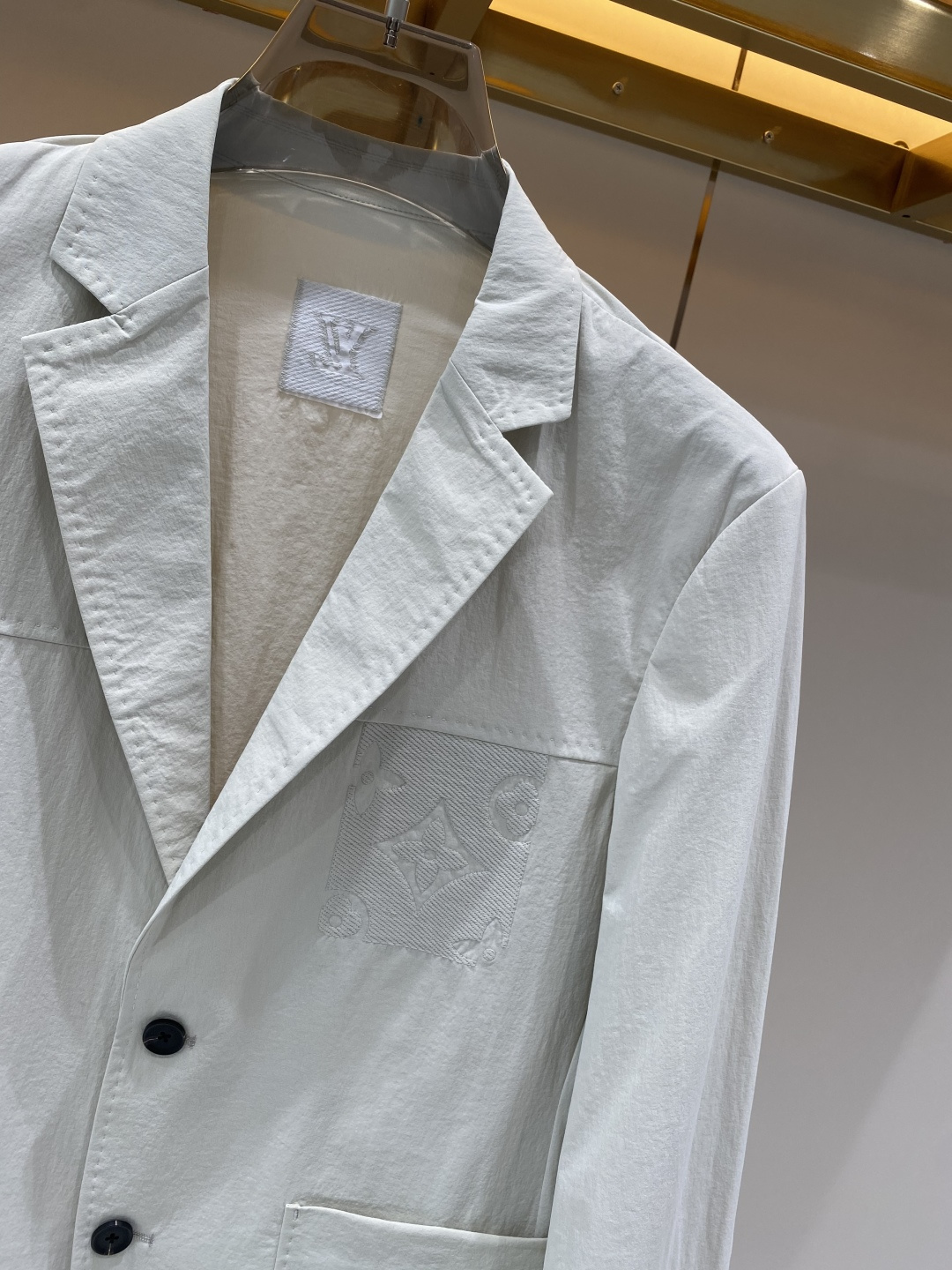 《𝙉𝙚𝙬🖤❤️驴家》26SS经典净色暗扣两粒西装西服，精致点缀，做工极其精湛，走线细密匀称，无多余线头，