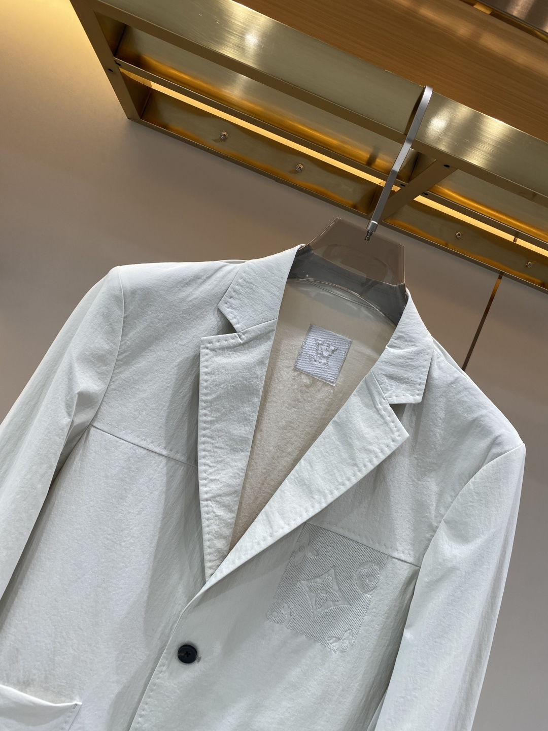 《𝙉𝙚𝙬🖤❤️驴家》26SS经典净色暗扣两粒西装西服，精致点缀，做工极其精湛，走线细密匀称，无多余线头，