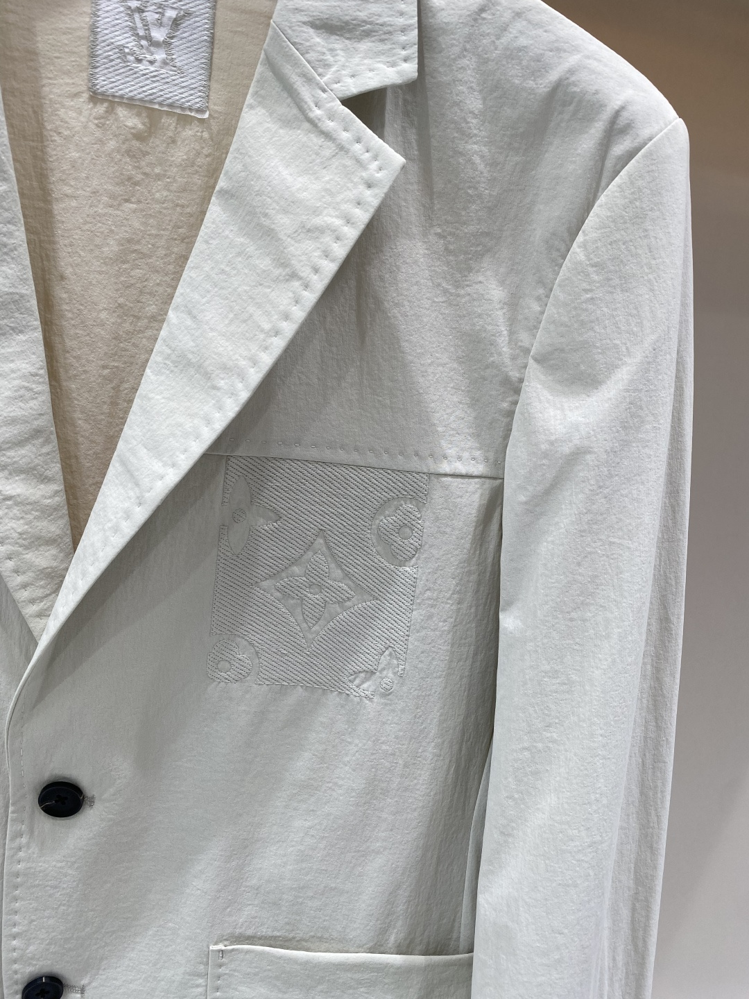 《𝙉𝙚𝙬🖤❤️驴家》26SS经典净色暗扣两粒西装西服，精致点缀，做工极其精湛，走线细密匀称，无多余线头，