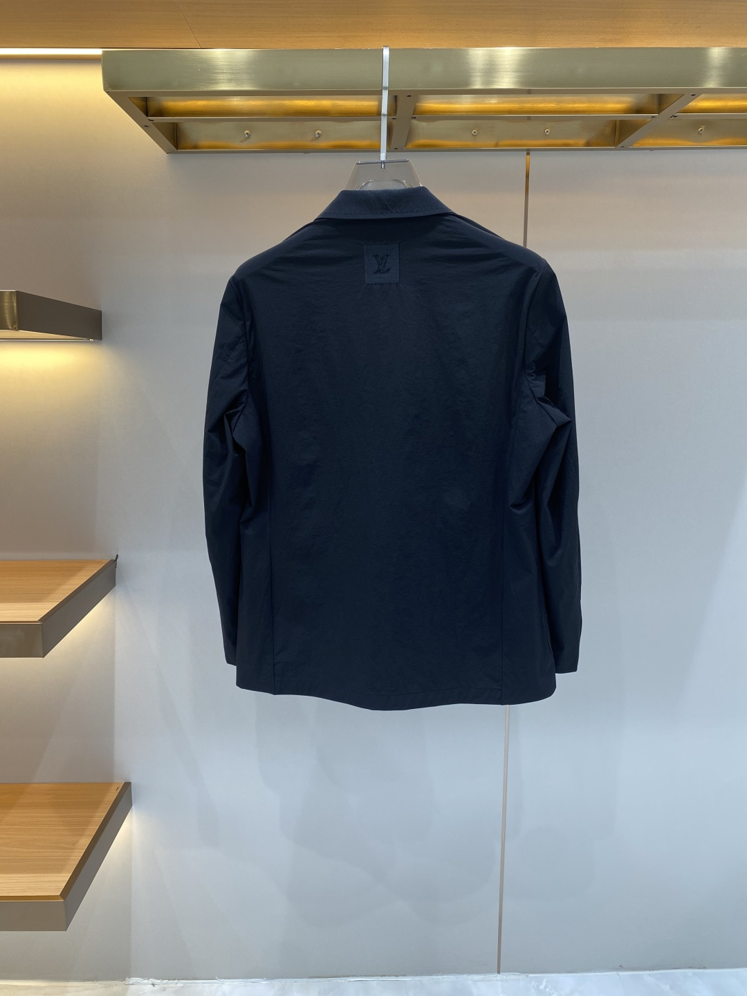 《𝙉𝙚𝙬🖤❤️驴家》26SS经典净色暗扣两粒西装西服，精致点缀，做工极其精湛，走线细密匀称，无多余线头，