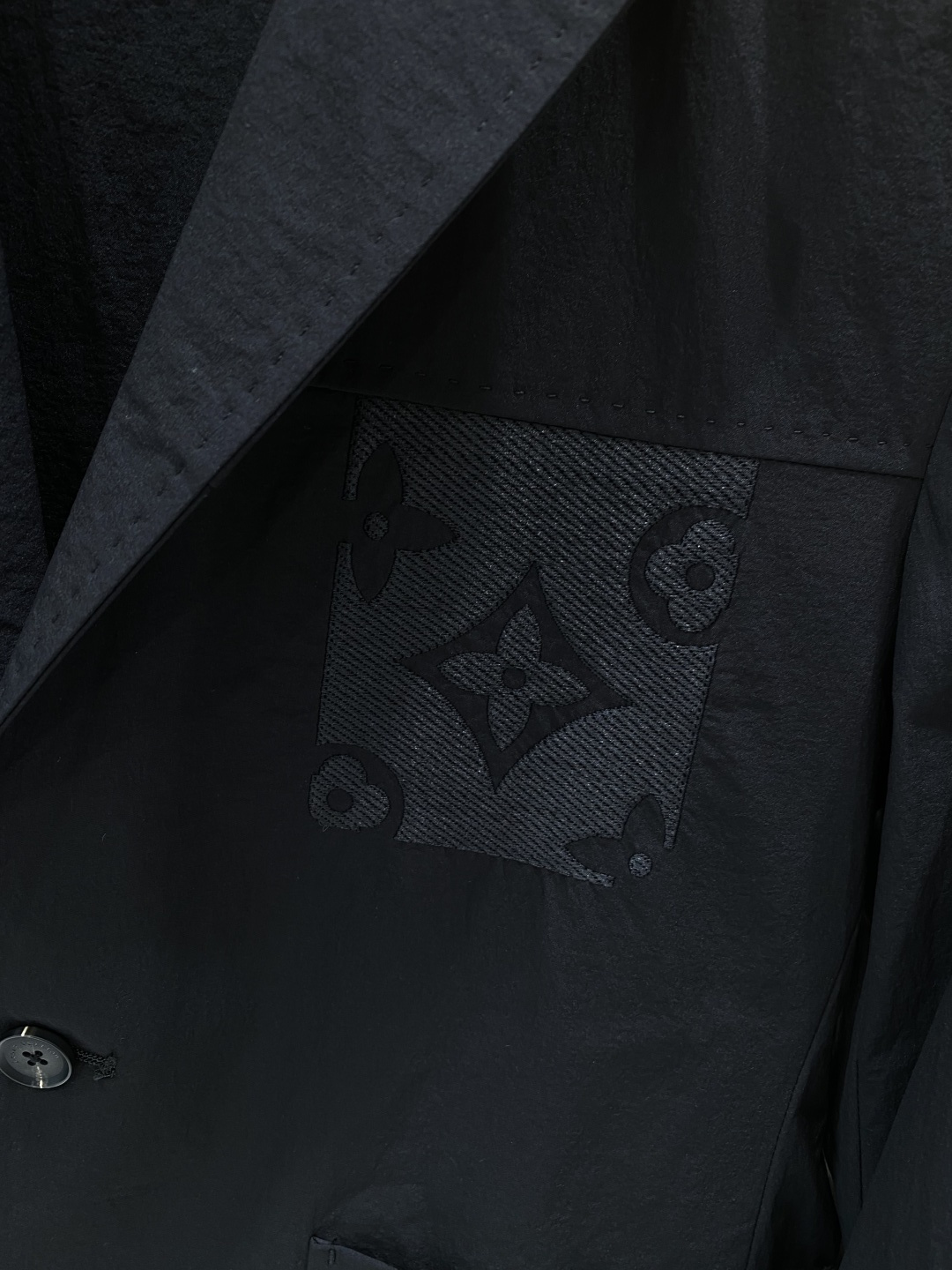 《𝙉𝙚𝙬🖤❤️驴家》26SS经典净色暗扣两粒西装西服，精致点缀，做工极其精湛，走线细密匀称，无多余线头，