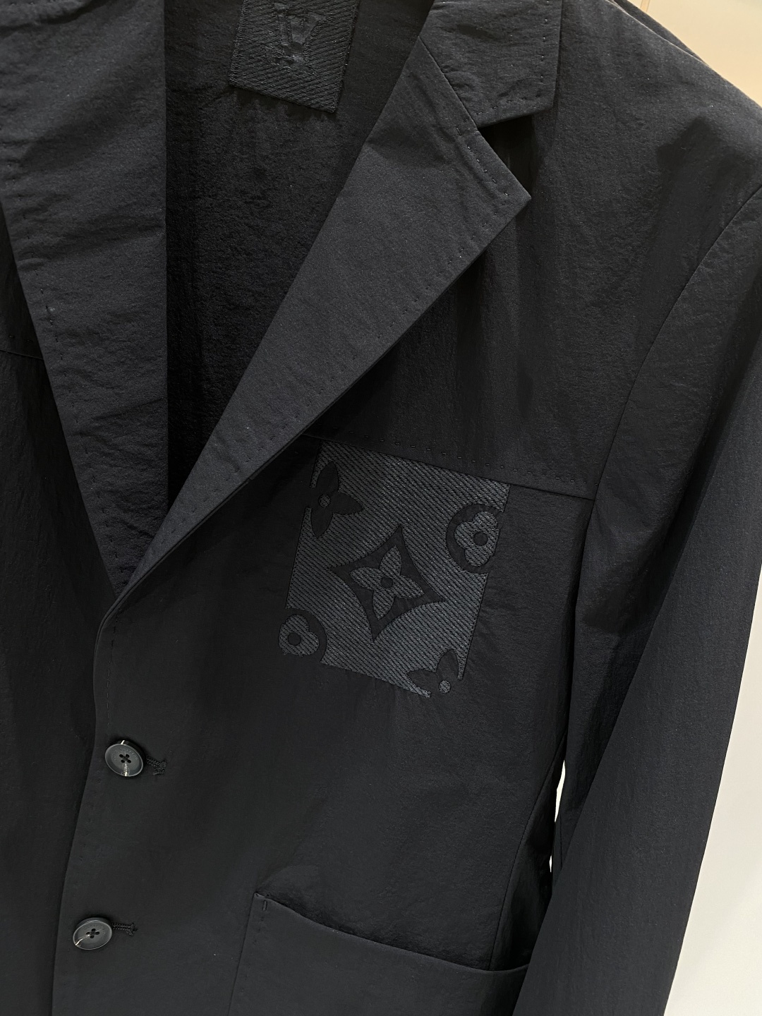 《𝙉𝙚𝙬🖤❤️驴家》26SS经典净色暗扣两粒西装西服，精致点缀，做工极其精湛，走线细密匀称，无多余线头，