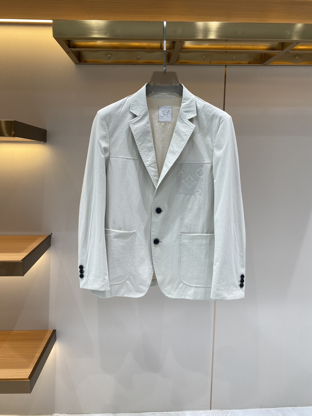 《𝙉𝙚𝙬🖤❤️驴家》26SS经典净色暗扣两粒西装西服，精致点缀，做工极其精湛，走线细密匀称，无多余线头，