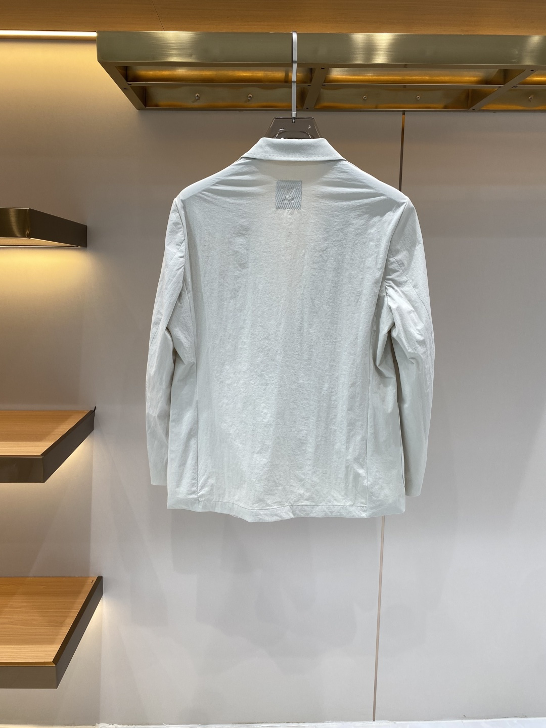 《𝙉𝙚𝙬🖤❤️驴家》26SS经典净色暗扣两粒西装西服，精致点缀，做工极其精湛，走线细密匀称，无多余线头，