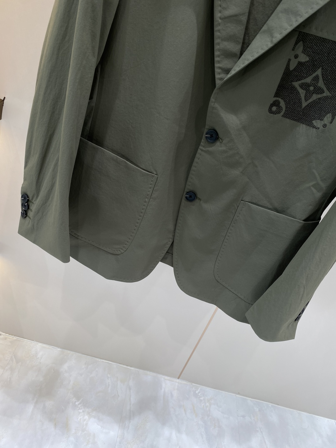 《𝙉𝙚𝙬🖤❤️驴家》26SS经典净色暗扣两粒西装西服，精致点缀，做工极其精湛，走线细密匀称，无多余线头，