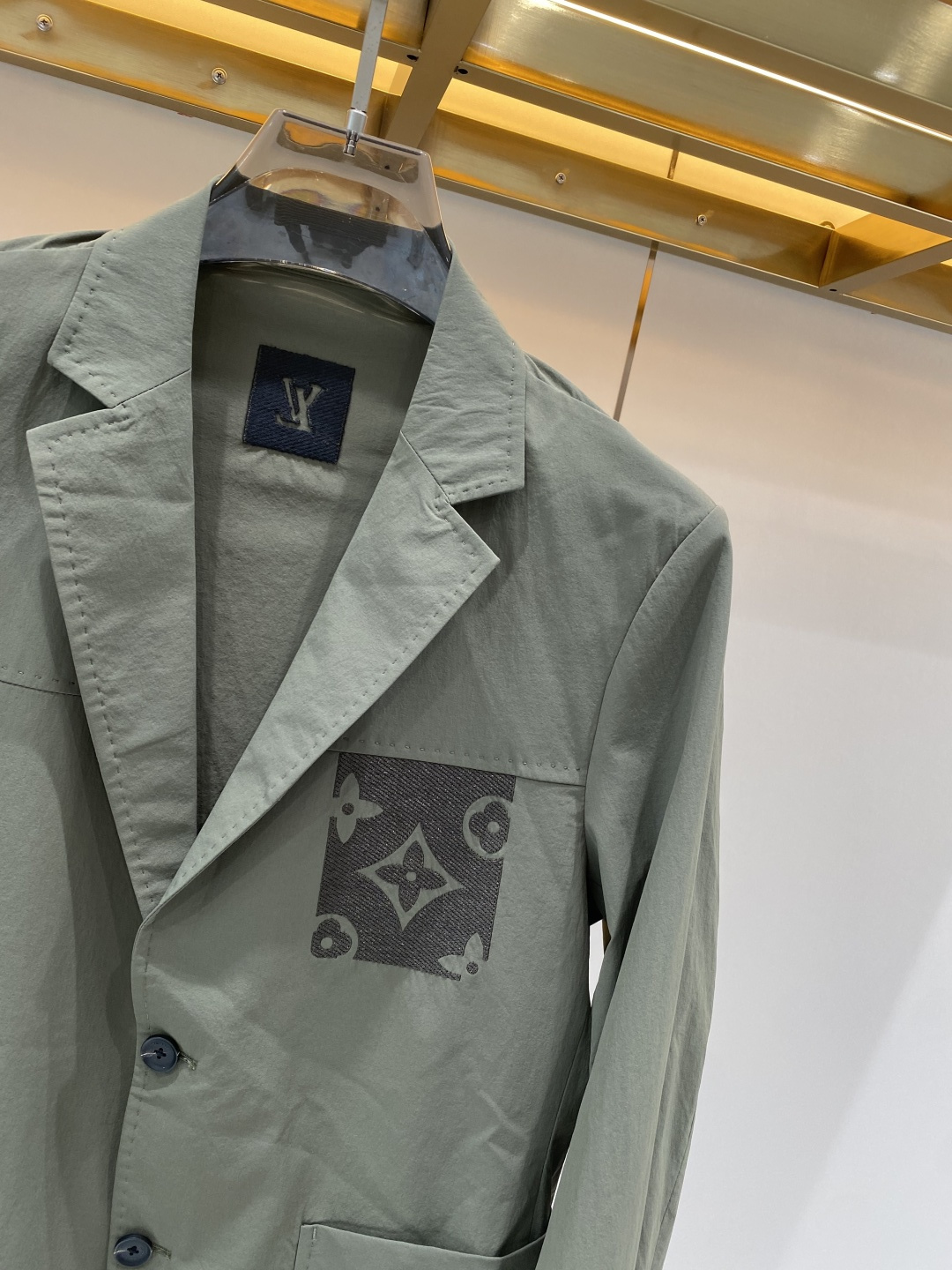 《𝙉𝙚𝙬🖤❤️驴家》26SS经典净色暗扣两粒西装西服，精致点缀，做工极其精湛，走线细密匀称，无多余线头，