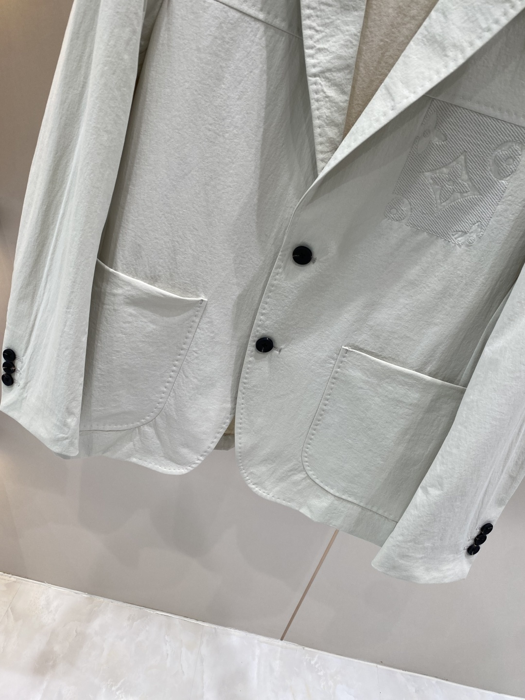 《𝙉𝙚𝙬🖤❤️驴家》26SS经典净色暗扣两粒西装西服，精致点缀，做工极其精湛，走线细密匀称，无多余线头，