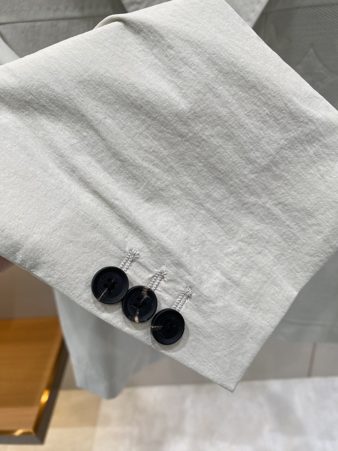 《𝙉𝙚𝙬🖤❤️驴家》26SS经典净色暗扣两粒西装西服，精致点缀，做工极其精湛，走线细密匀称，无多余线头，