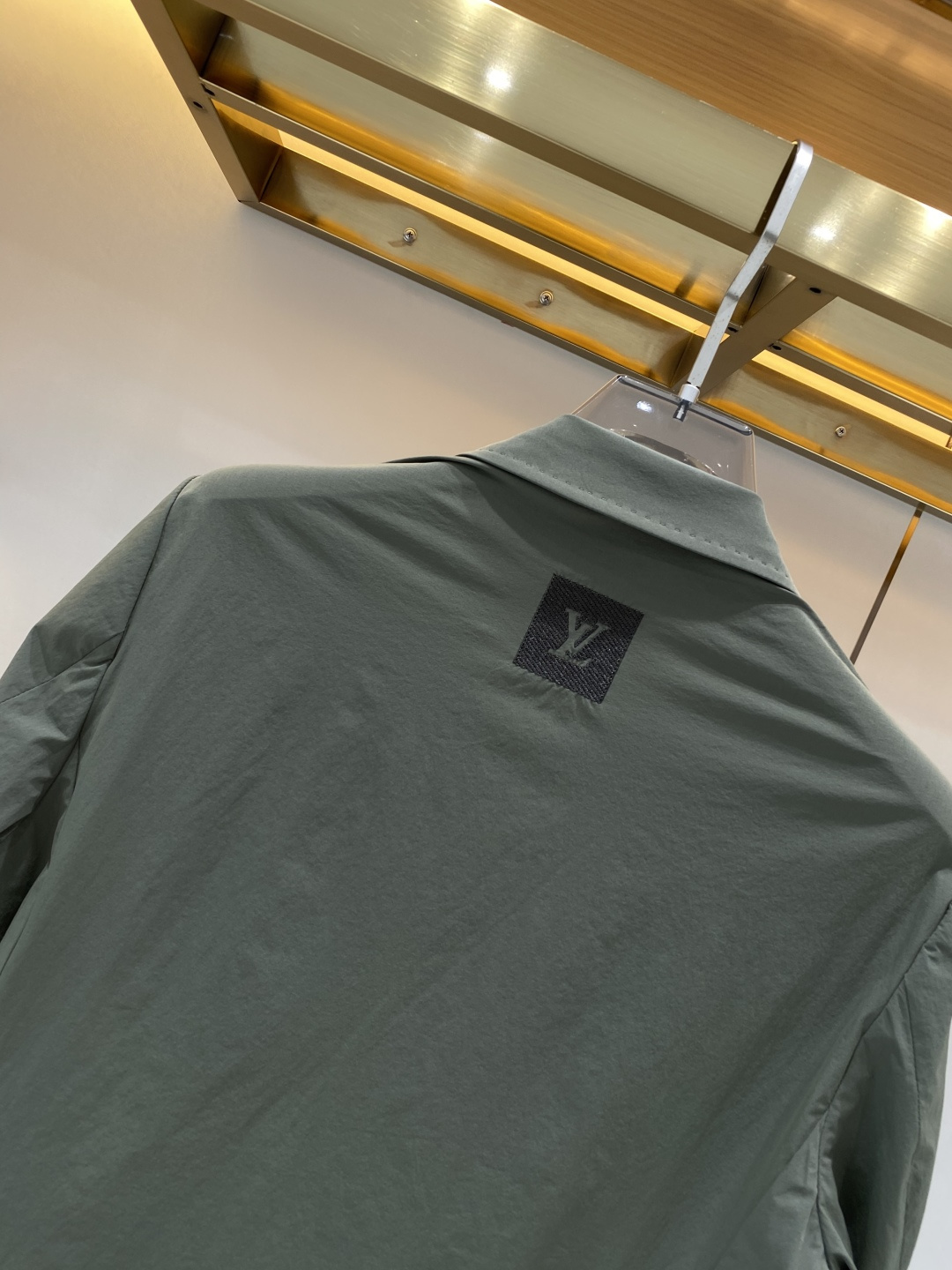 《𝙉𝙚𝙬🖤❤️驴家》26SS经典净色暗扣两粒西装西服，精致点缀，做工极其精湛，走线细密匀称，无多余线头，