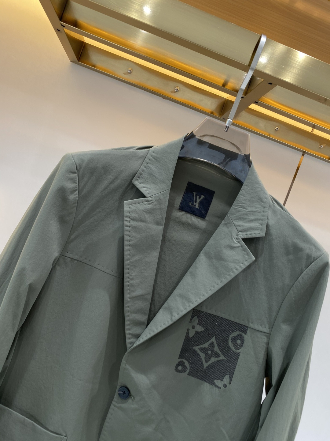 《𝙉𝙚𝙬🖤❤️驴家》26SS经典净色暗扣两粒西装西服，精致点缀，做工极其精湛，走线细密匀称，无多余线头，