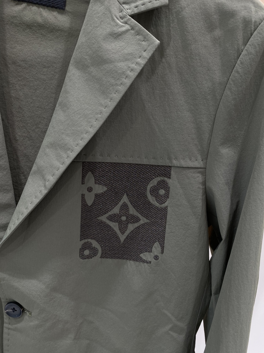 《𝙉𝙚𝙬🖤❤️驴家》26SS经典净色暗扣两粒西装西服，精致点缀，做工极其精湛，走线细密匀称，无多余线头，