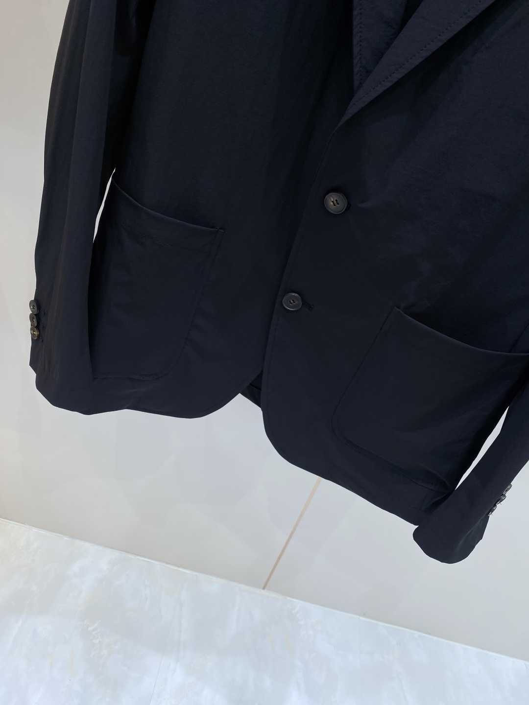 《𝙉𝙚𝙬🖤❤️布鲁家》26SS经典净色暗扣两粒西装西服，精致点缀，做工极其精湛，走线细密匀称，无多余线头