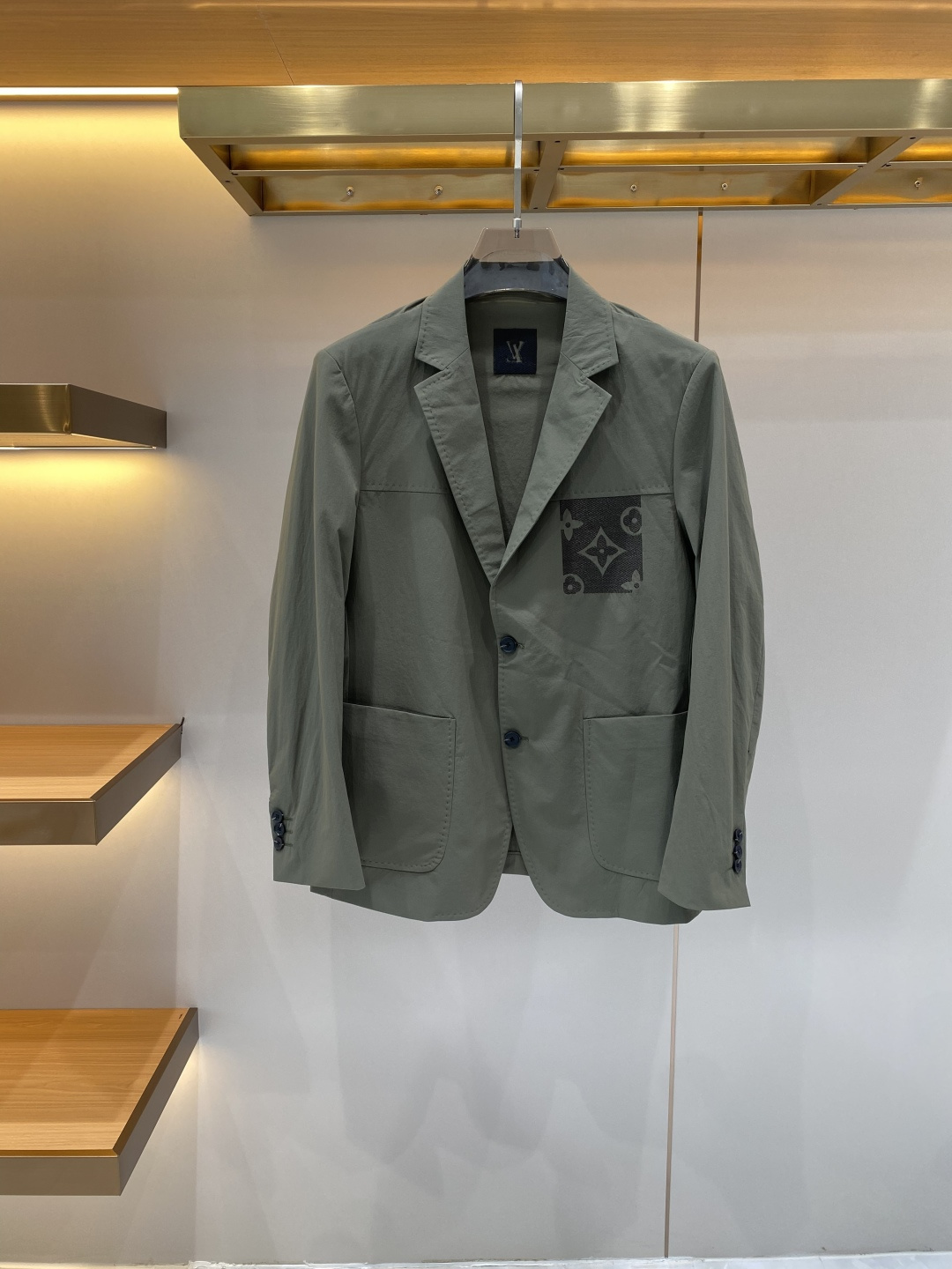 《𝙉𝙚𝙬🖤❤️驴家》26SS经典净色暗扣两粒西装西服，精致点缀，做工极其精湛，走线细密匀称，无多余线头，