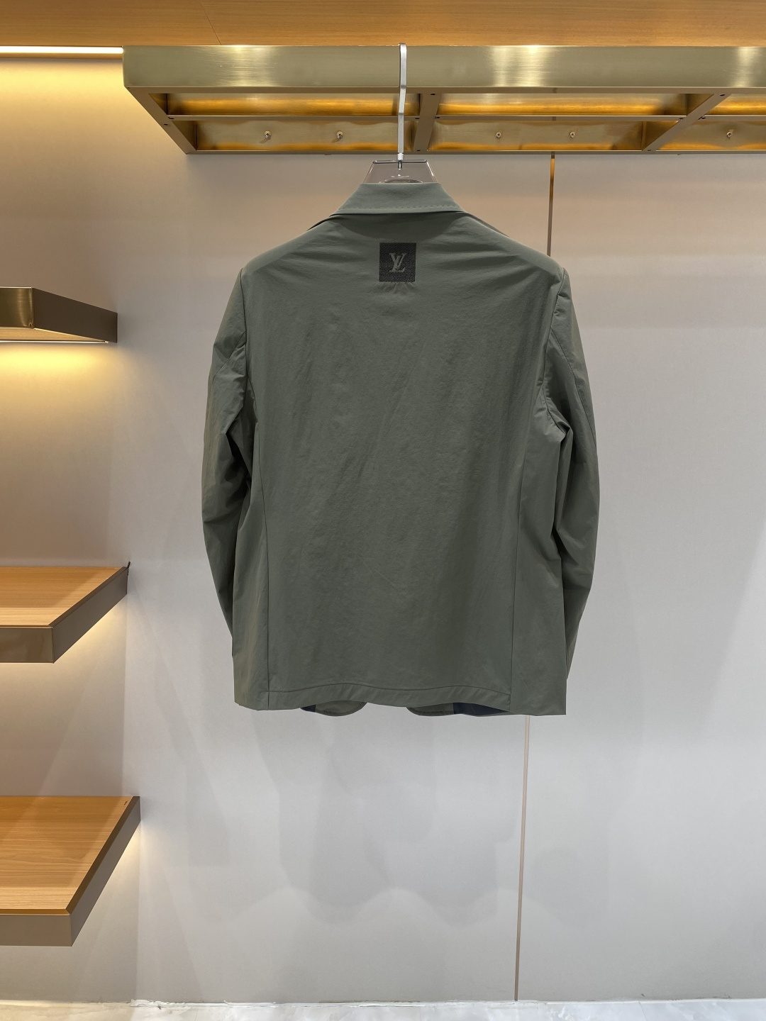 《𝙉𝙚𝙬🖤❤️驴家》26SS经典净色暗扣两粒西装西服，精致点缀，做工极其精湛，走线细密匀称，无多余线头，