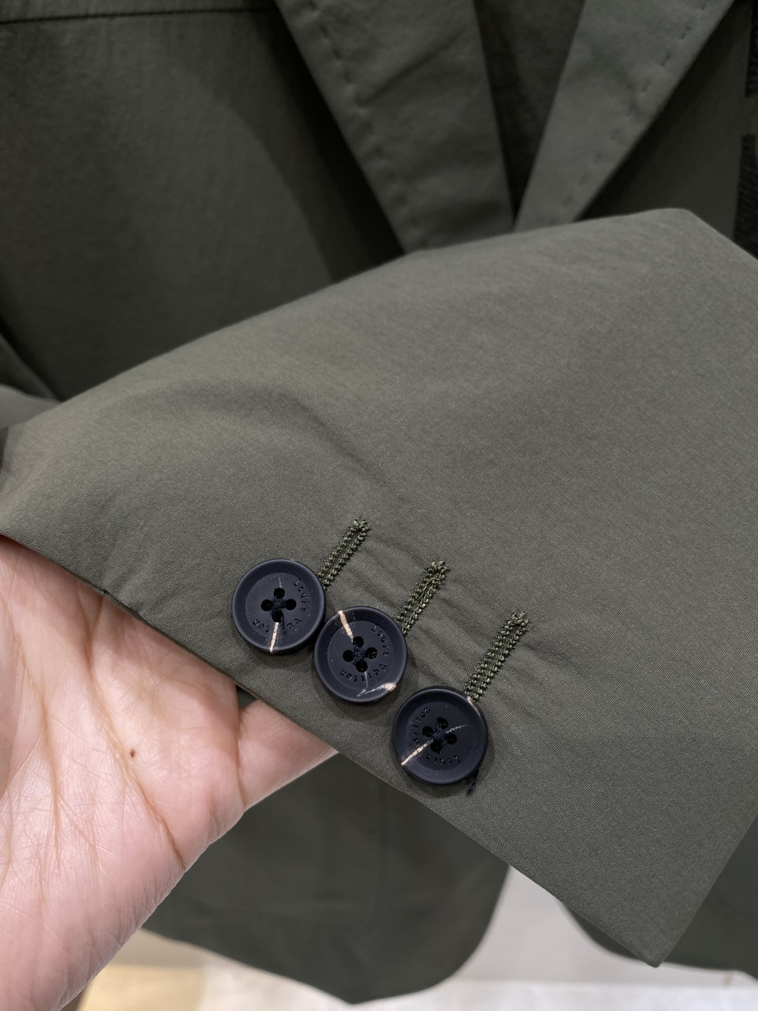 《𝙉𝙚𝙬🖤❤️驴家》26SS经典净色暗扣两粒西装西服，精致点缀，做工极其精湛，走线细密匀称，无多余线头，