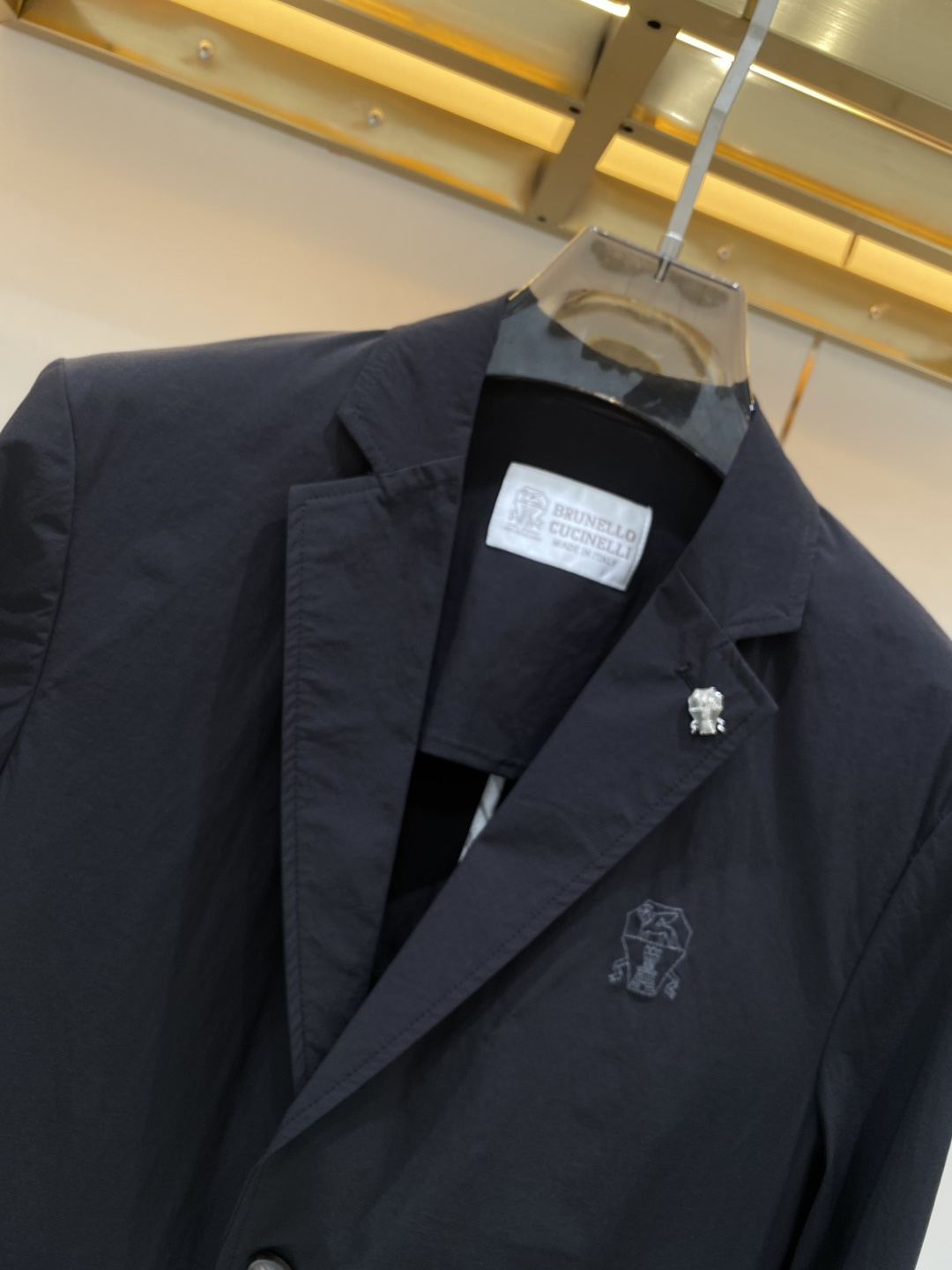 《𝙉𝙚𝙬🖤❤️布鲁家》26SS经典净色暗扣两粒西装西服，精致点缀，做工极其精湛，走线细密匀称，无多余线头