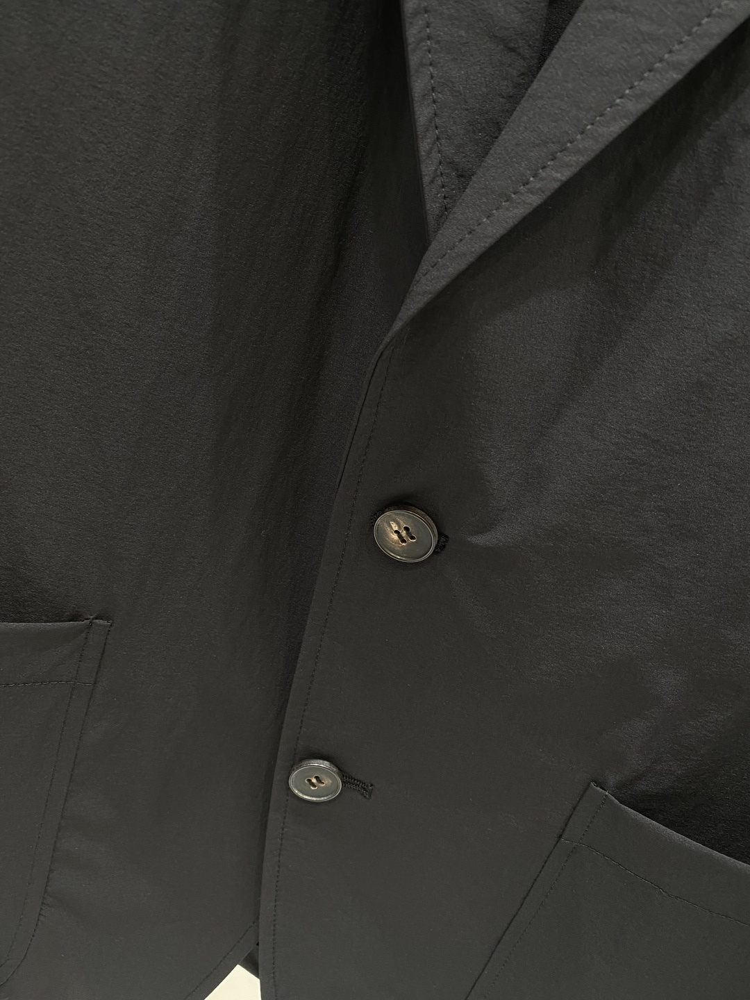 《𝙉𝙚𝙬🖤❤️布鲁家》26SS经典净色暗扣两粒西装西服，精致点缀，做工极其精湛，走线细密匀称，无多余线头