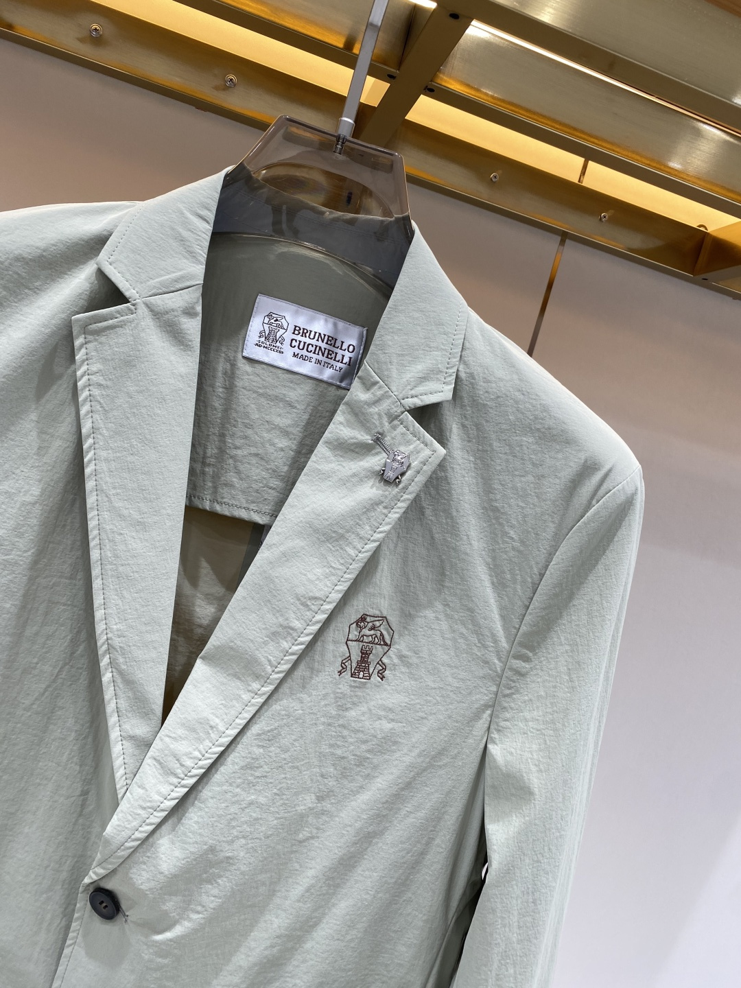 《𝙉𝙚𝙬🖤❤️布鲁家》26SS经典净色暗扣两粒西装西服，精致点缀，做工极其精湛，走线细密匀称，无多余线头