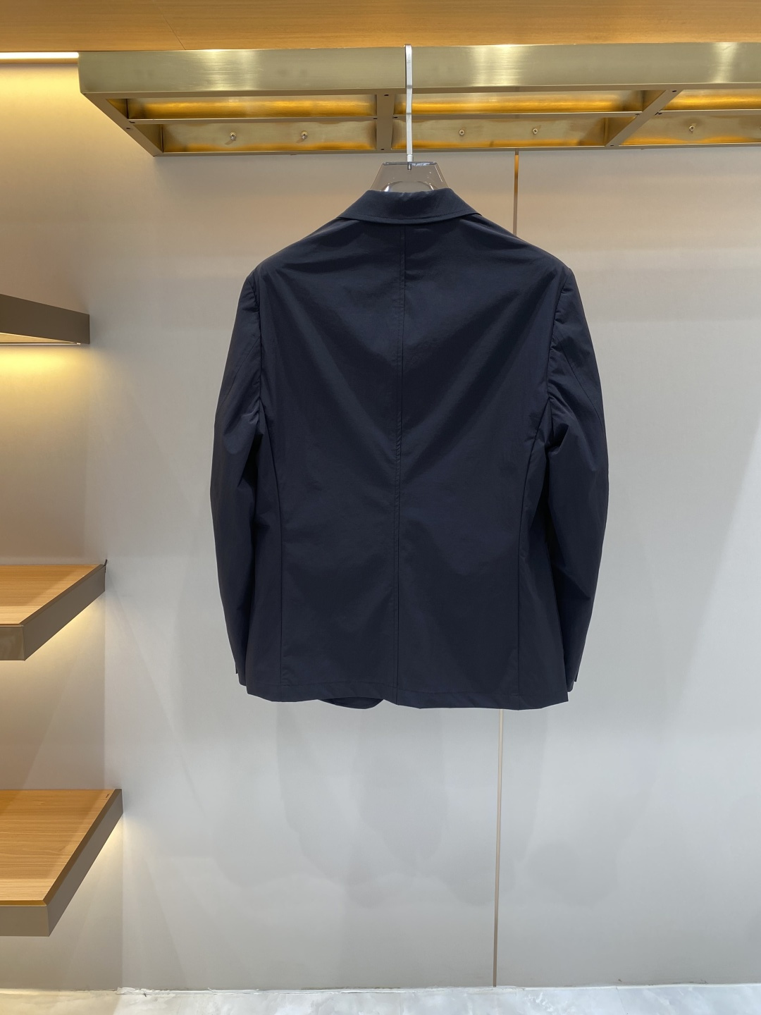 《𝙉𝙚𝙬🖤❤️布鲁家》26SS经典净色暗扣两粒西装西服，精致点缀，做工极其精湛，走线细密匀称，无多余线头