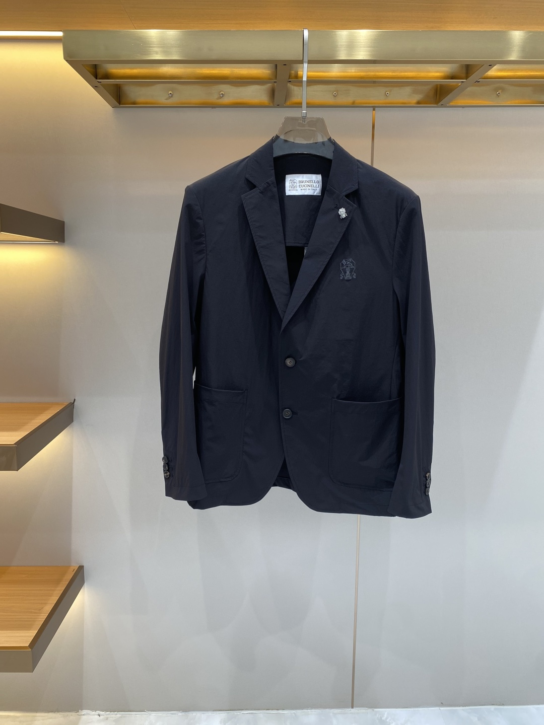 《𝙉𝙚𝙬🖤❤️布鲁家》26SS经典净色暗扣两粒西装西服，精致点缀，做工极其精湛，走线细密匀称，无多余线头