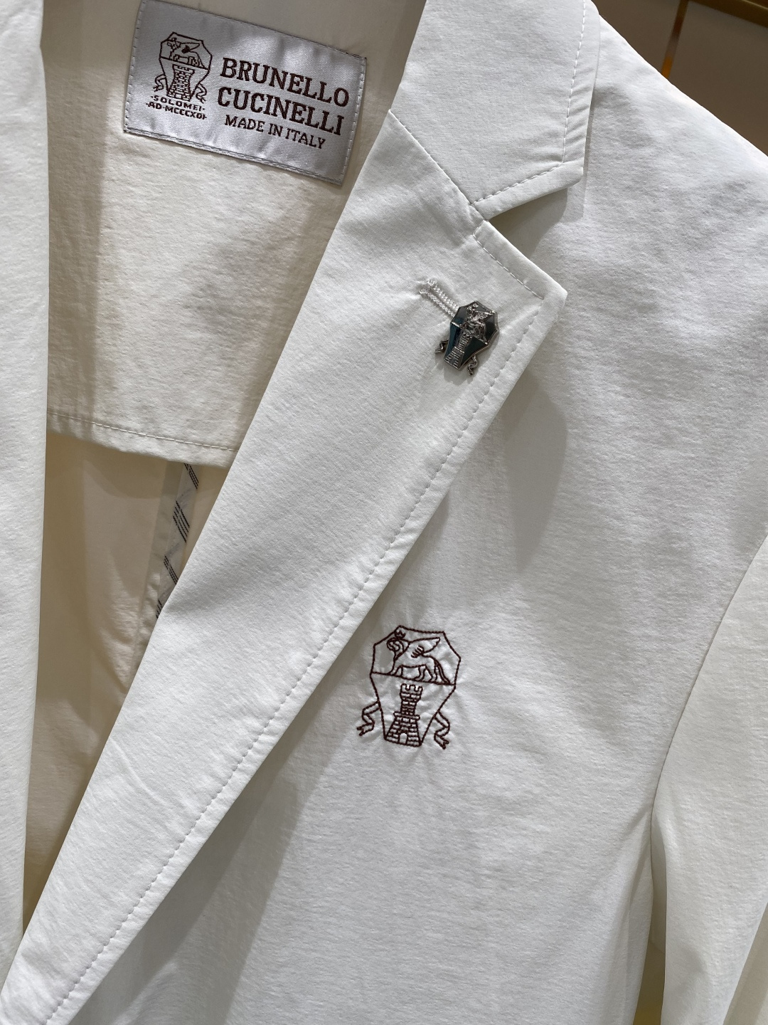 《𝙉𝙚𝙬🖤❤️布鲁家》26SS经典净色暗扣两粒西装西服，精致点缀，做工极其精湛，走线细密匀称，无多余线头