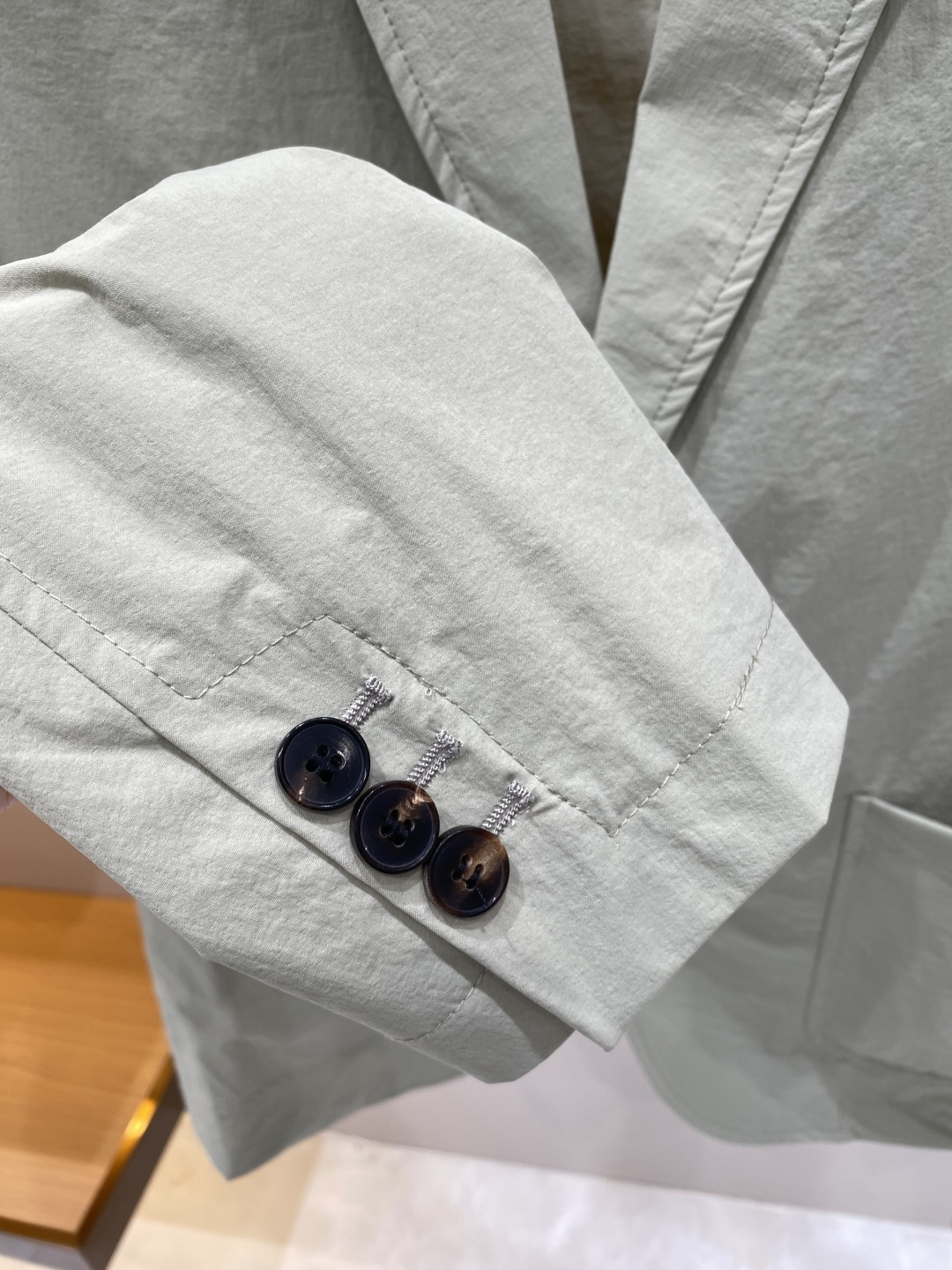 《𝙉𝙚𝙬🖤❤️布鲁家》26SS经典净色暗扣两粒西装西服，精致点缀，做工极其精湛，走线细密匀称，无多余线头