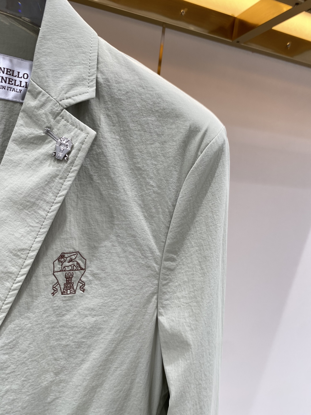 《𝙉𝙚𝙬🖤❤️布鲁家》26SS经典净色暗扣两粒西装西服，精致点缀，做工极其精湛，走线细密匀称，无多余线头