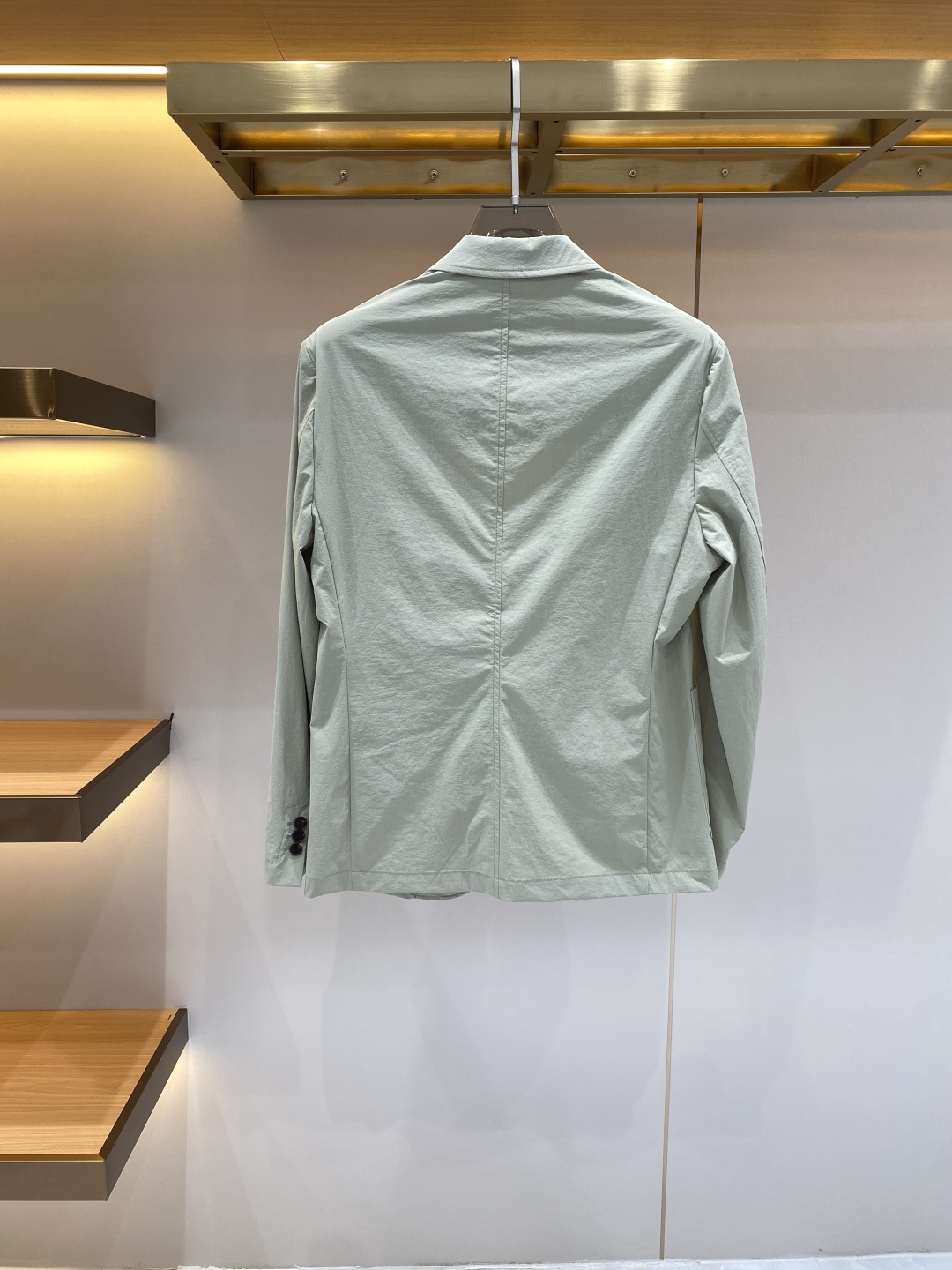 《𝙉𝙚𝙬🖤❤️布鲁家》26SS经典净色暗扣两粒西装西服，精致点缀，做工极其精湛，走线细密匀称，无多余线头