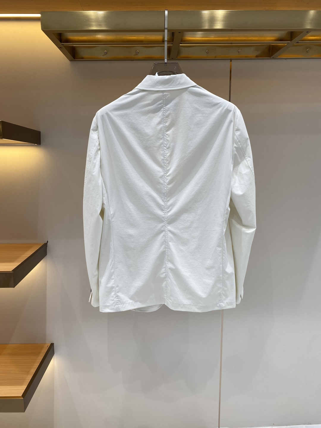 《𝙉𝙚𝙬🖤❤️布鲁家》26SS经典净色暗扣两粒西装西服，精致点缀，做工极其精湛，走线细密匀称，无多余线头