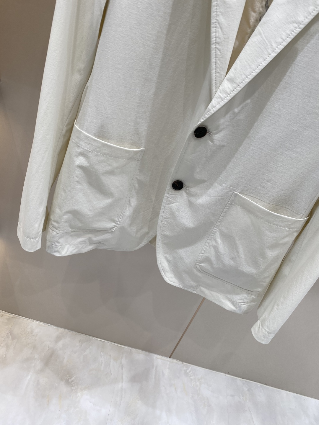 《𝙉𝙚𝙬🖤❤️布鲁家》26SS经典净色暗扣两粒西装西服，精致点缀，做工极其精湛，走线细密匀称，无多余线头