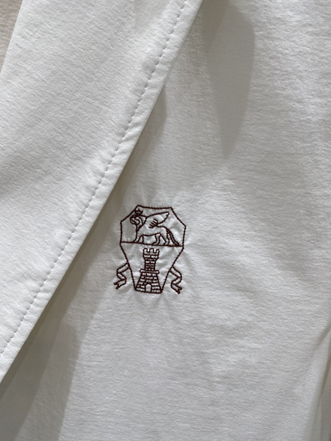 《𝙉𝙚𝙬🖤❤️布鲁家》26SS经典净色暗扣两粒西装西服，精致点缀，做工极其精湛，走线细密匀称，无多余线头