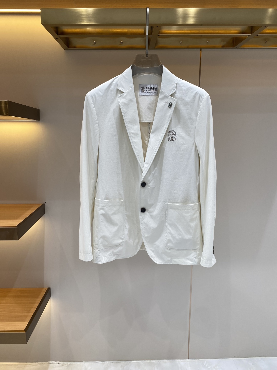 《𝙉𝙚𝙬🖤❤️布鲁家》26SS经典净色暗扣两粒西装西服，精致点缀，做工极其精湛，走线细密匀称，无多余线头