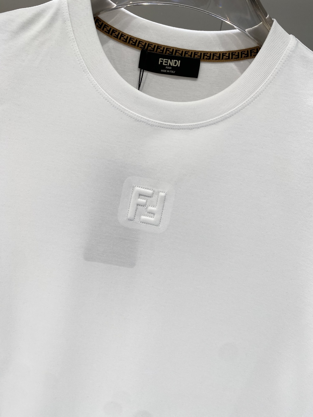 《𝙉𝙚𝙬🖤❤️芬家》2026新款首发专柜最新款短袖圆领T恤 高端订制 设计前卫时尚！品牌logo工艺设计