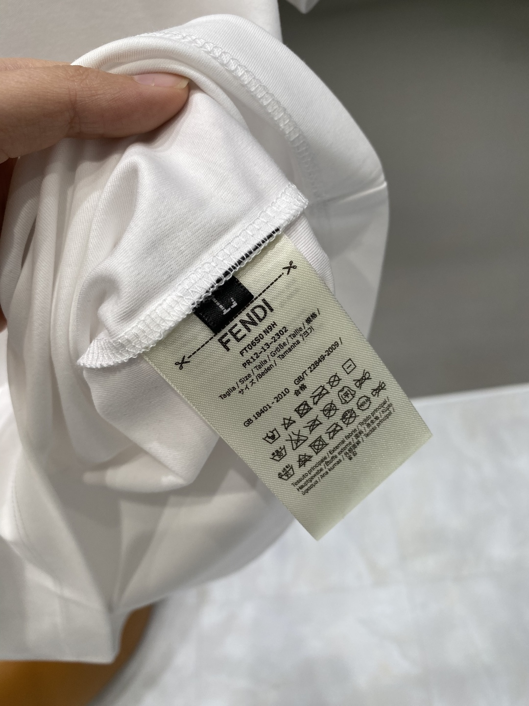 《𝙉𝙚𝙬🖤❤️芬家》2026新款首发专柜最新款短袖圆领T恤 高端订制 设计前卫时尚！品牌logo工艺设计