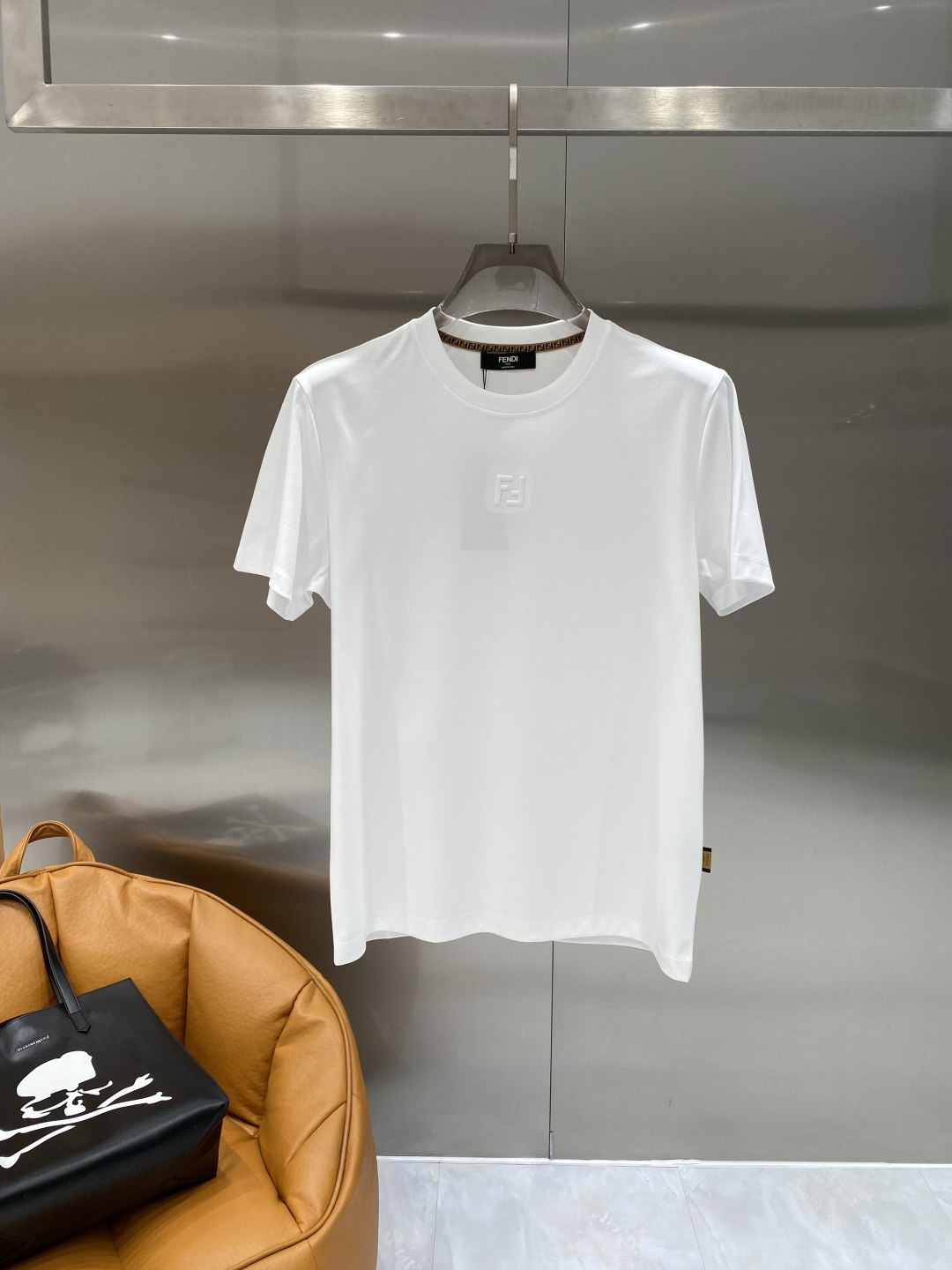《𝙉𝙚𝙬🖤❤️芬家》2026新款首发专柜最新款短袖圆领T恤 高端订制 设计前卫时尚！品牌logo工艺设计