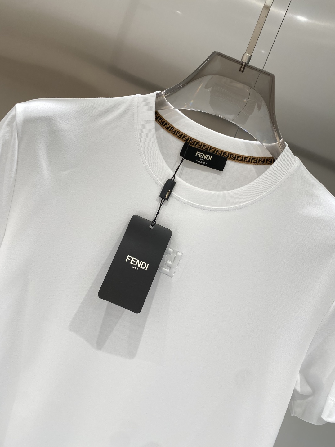 《𝙉𝙚𝙬🖤❤️芬家》2026新款首发专柜最新款短袖圆领T恤 高端订制 设计前卫时尚！品牌logo工艺设计