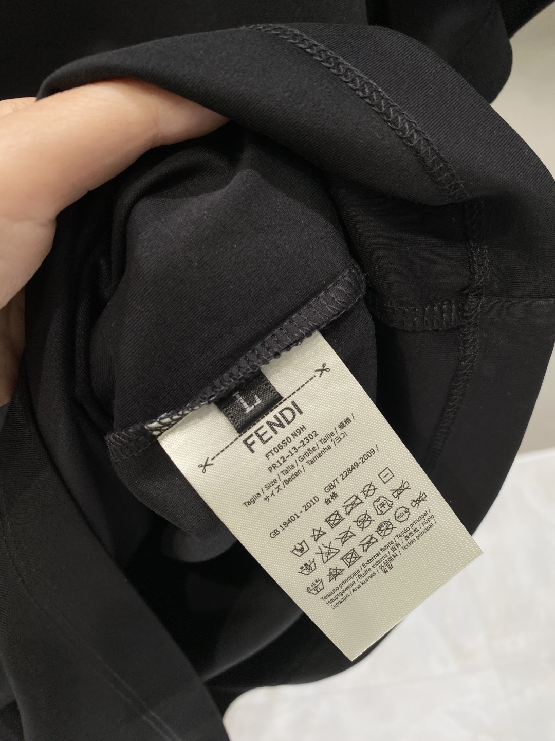 《𝙉𝙚𝙬🖤❤️芬家》2026新款首发专柜最新款短袖圆领T恤 高端订制 设计前卫时尚！品牌logo工艺设计