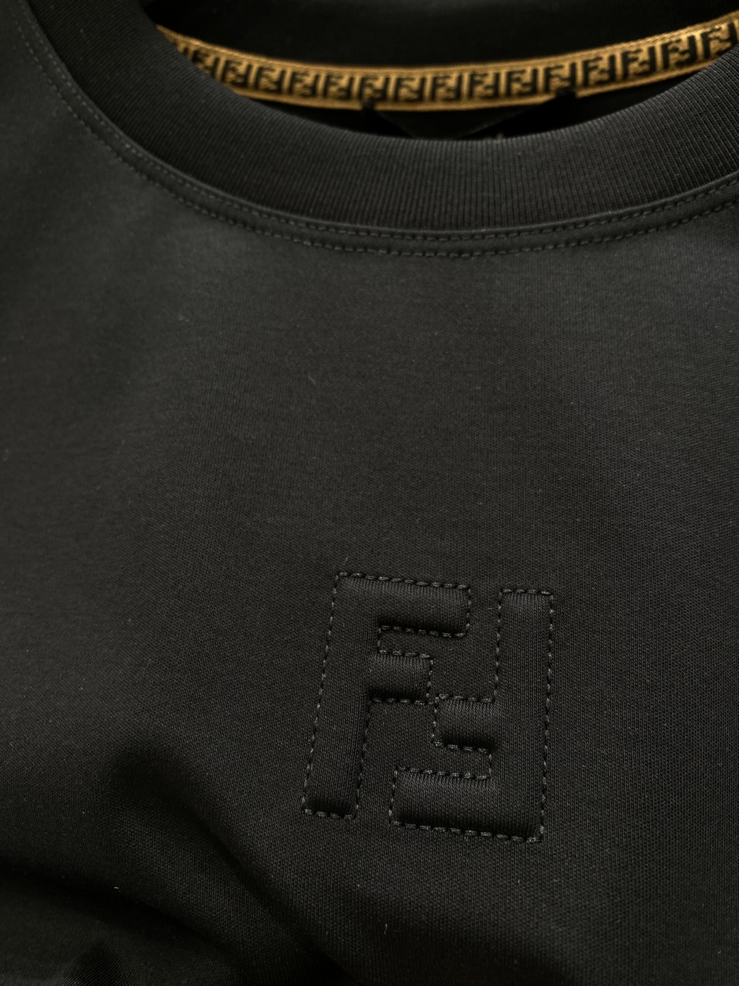 《𝙉𝙚𝙬🖤❤️芬家》2026新款首发专柜最新款短袖圆领T恤 高端订制 设计前卫时尚！品牌logo工艺设计