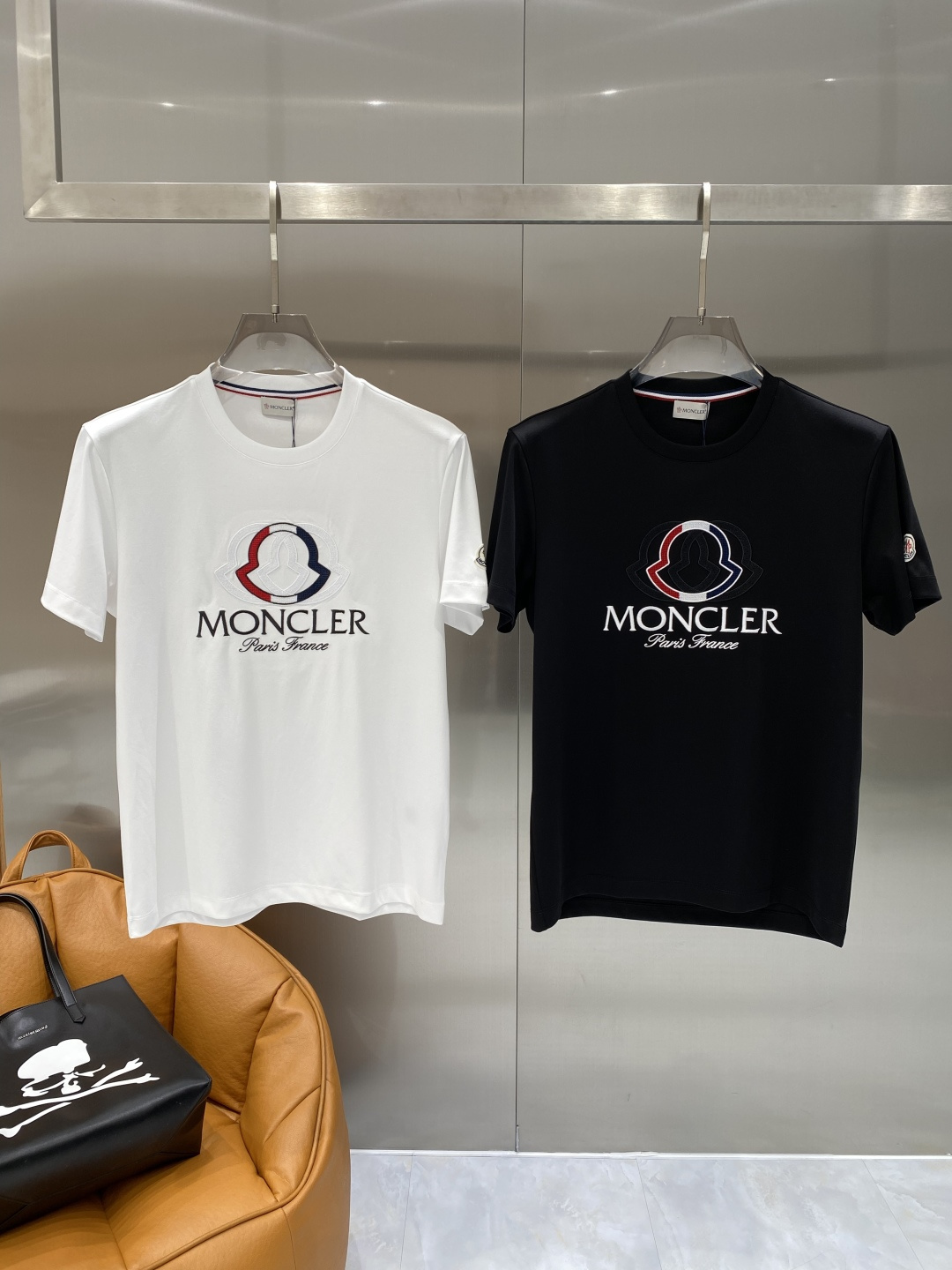 《𝙉𝙚𝙬🖤❤️蒙家》2026SS最新款春夏短袖T恤，丝光棉 帅气时尚，胸口顶级图案字母，简约百搭款。面料