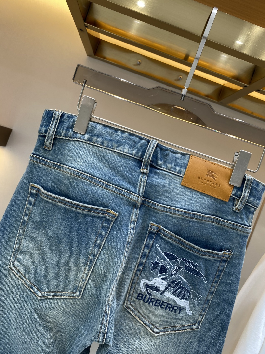 《𝙉𝙚𝙬🖤❤️巴家》2026春款重工水洗休闲牛仔裤，进口原版水洗弹力面料，舒适有弹性，独特设计，版型超正