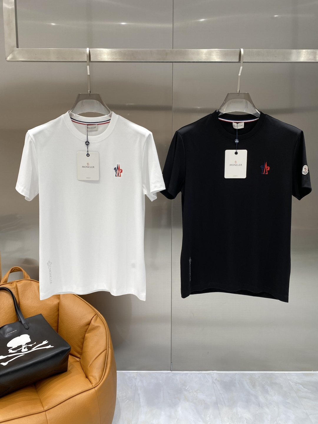 《𝙉𝙚𝙬🖤❤️蒙家》2026SS最新款春夏短袖T恤，丝光棉 帅气时尚，胸口顶级图案字母，简约百搭款。面料