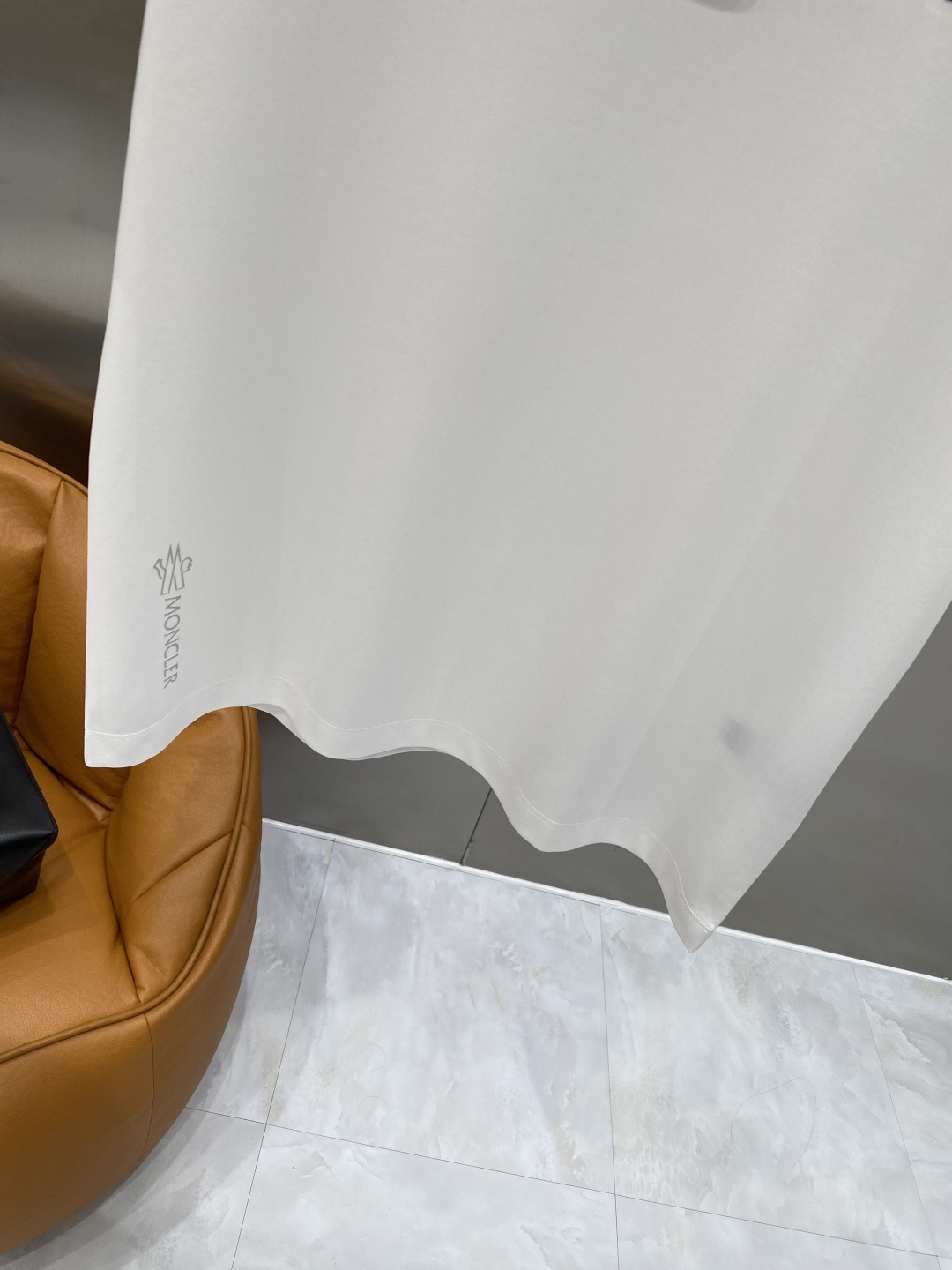 《𝙉𝙚𝙬🖤❤️蒙家》2026SS最新款春夏短袖T恤，丝光棉 帅气时尚，胸口顶级图案字母，简约百搭款。面料