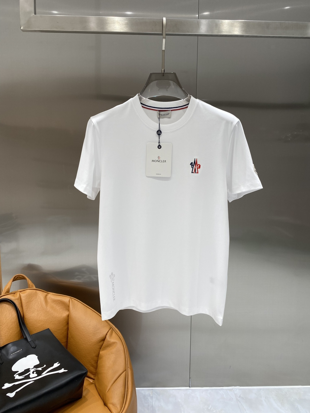 《𝙉𝙚𝙬🖤❤️蒙家》2026SS最新款春夏短袖T恤，丝光棉 帅气时尚，胸口顶级图案字母，简约百搭款。面料