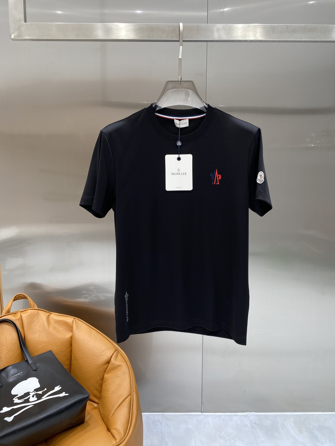 《𝙉𝙚𝙬🖤❤️蒙家》2026SS最新款春夏短袖T恤，丝光棉 帅气时尚，胸口顶级图案字母，简约百搭款。面料